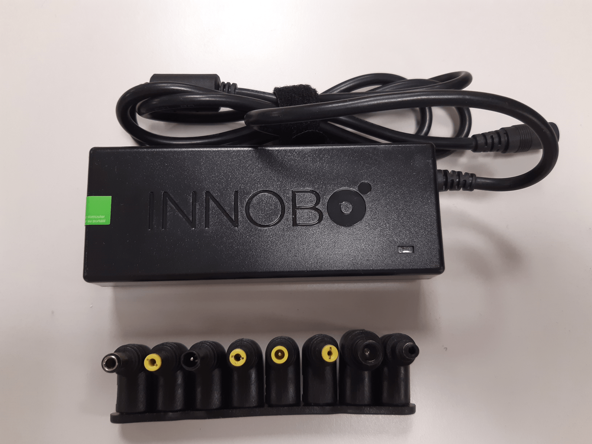 ADAPTADOR CORRIENTE UNIVERSAL INNOBO 90W + 10 TIPS/USB